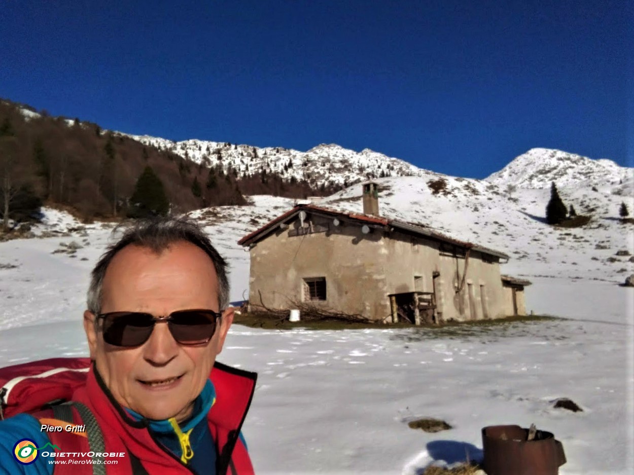 24 Alla Baita Sota (1496 m) dal sent. 503  la prima neve da pestare.jpg